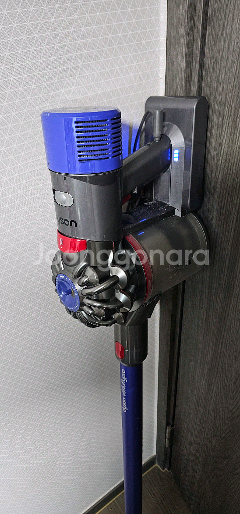 다이슨 V8 무선청소기. 배터리 교체필요--1