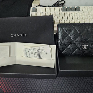 AP0232 샤넬 클래식 중지갑 팝니다