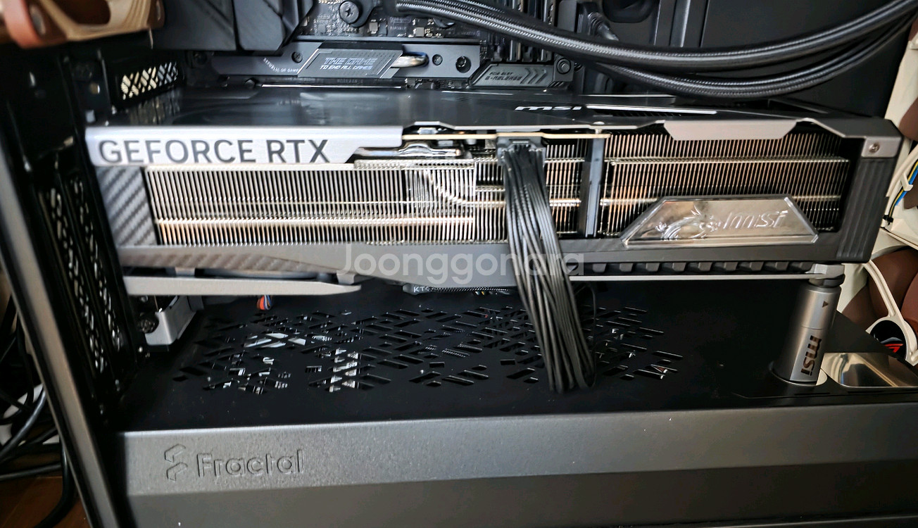 RTX5090 뱅가드 팝니다. (25.10월 구매)--3