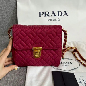프라다 퀼팅 체인백