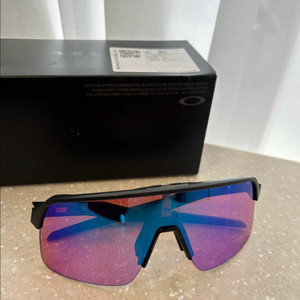 오클리 수트로 라이트 선글라스