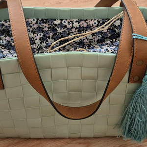 민트색 엮음 토트백 새상품 팝니다