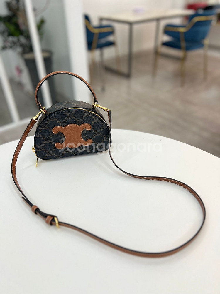 [중고명품 럭스올 울산점]셀린느 하프문 케이스 트리옹프 미니 토트백--6