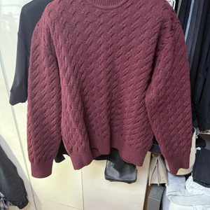 타임옴므 울 엠보 라운드 넥 니트 탑