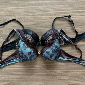 이쁜 브래지어 2벌 일괄 (사이즈 75A)