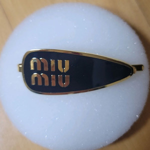 미우미우 블랙 골드 헤어핀