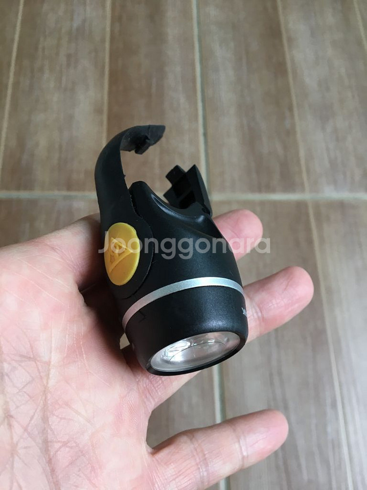 자전거용 전조등. 라이트. 후미등. 백라이트. 각 5천원~1만원 사이.--1