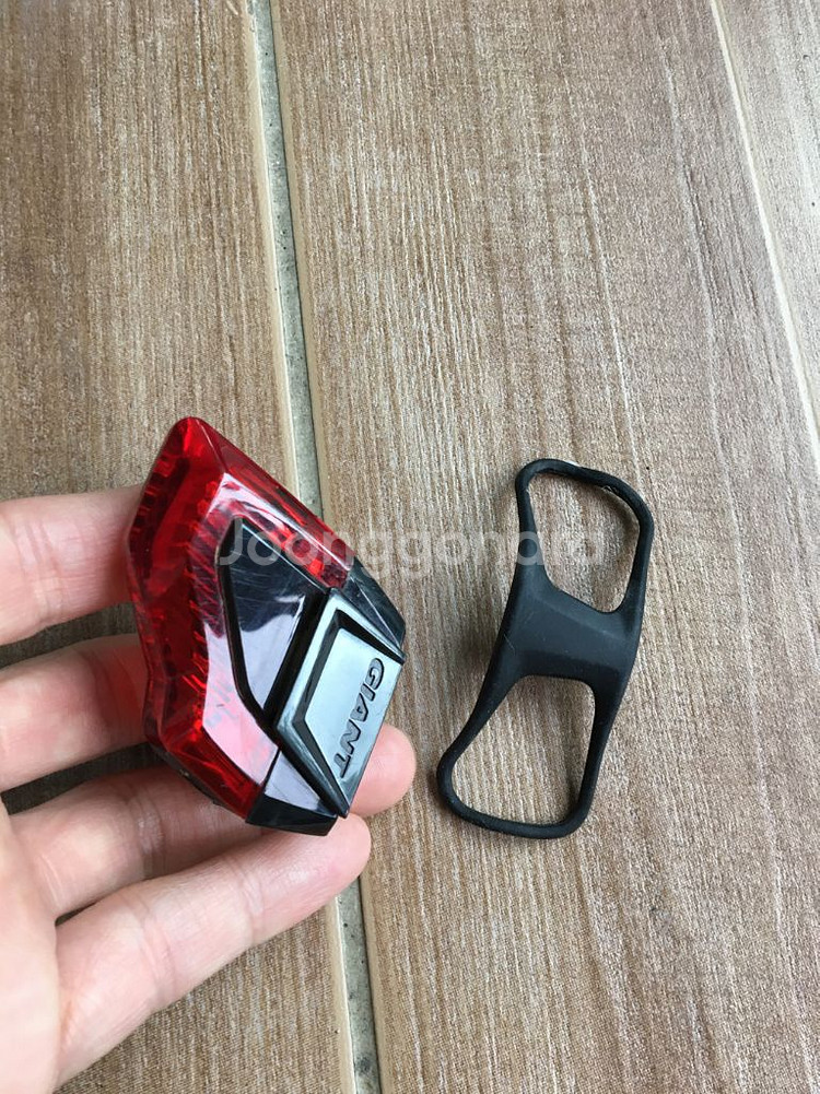 자전거용 전조등. 라이트. 후미등. 백라이트. 각 5천원~1만원 사이.--0