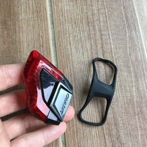 자전거용 전조등. 라이트. 후미등. 백라이트. 각 5천원~1만원 사이.