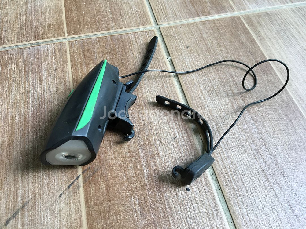 자전거용 전조등. 라이트. 후미등. 백라이트. 각 5천원~1만원 사이.--4