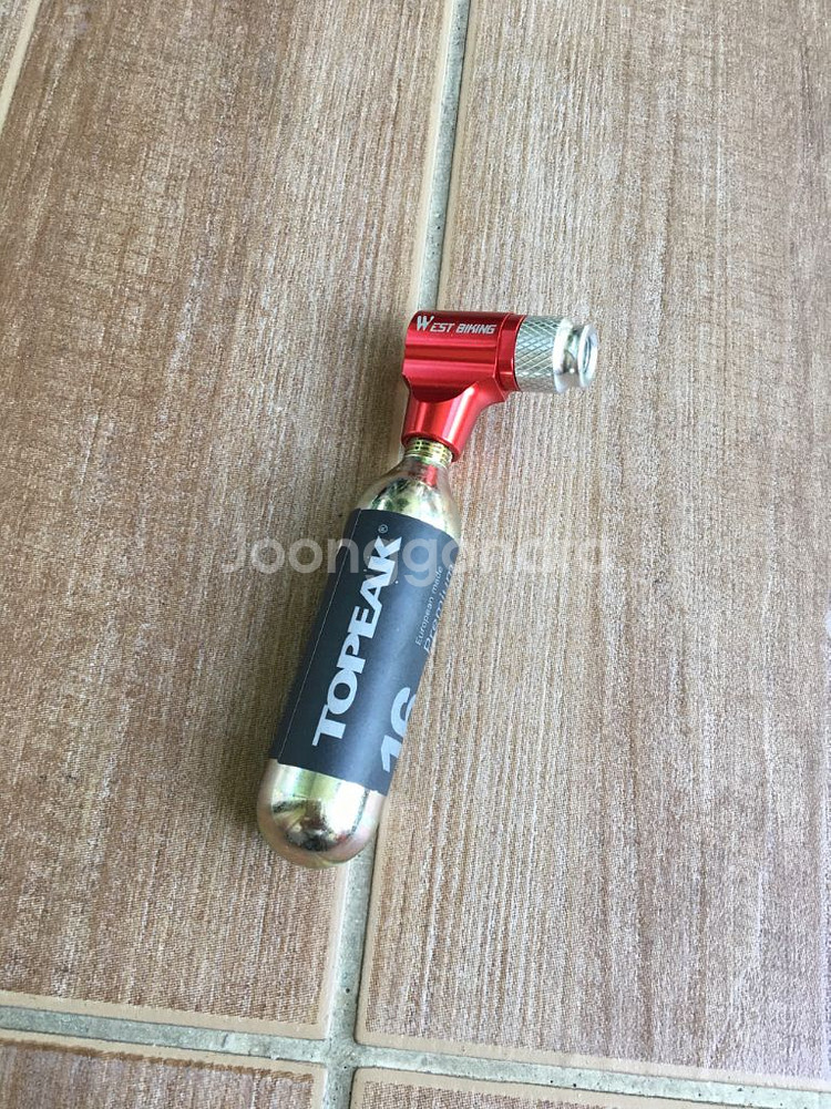 자전거용. 휴대용 CO2펌프. 휴대펌프. 각 5천원~1만원 사이.--0