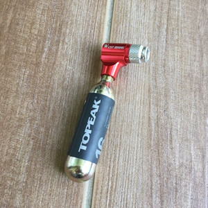 자전거용. 휴대용 CO2펌프. 휴대펌프. 각 5천원~1만원 사이.