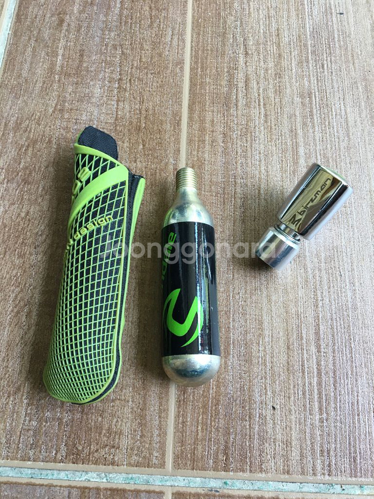 자전거용. 휴대용 CO2펌프. 휴대펌프. 각 5천원~1만원 사이.--4