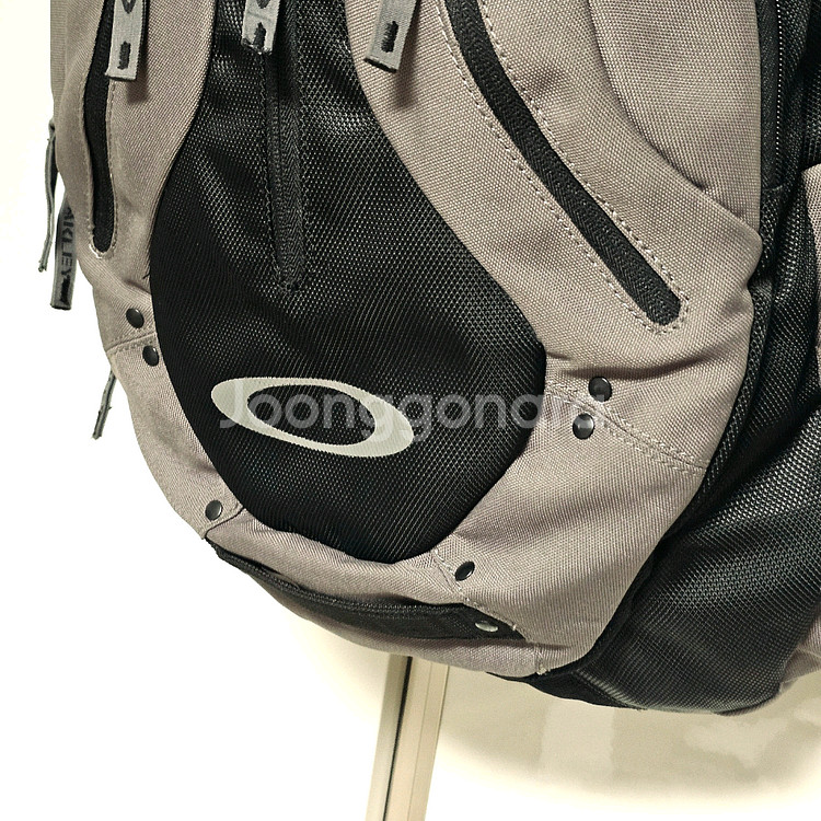 오클리 재팬 백팩 가방 다크그레이 2회착--2