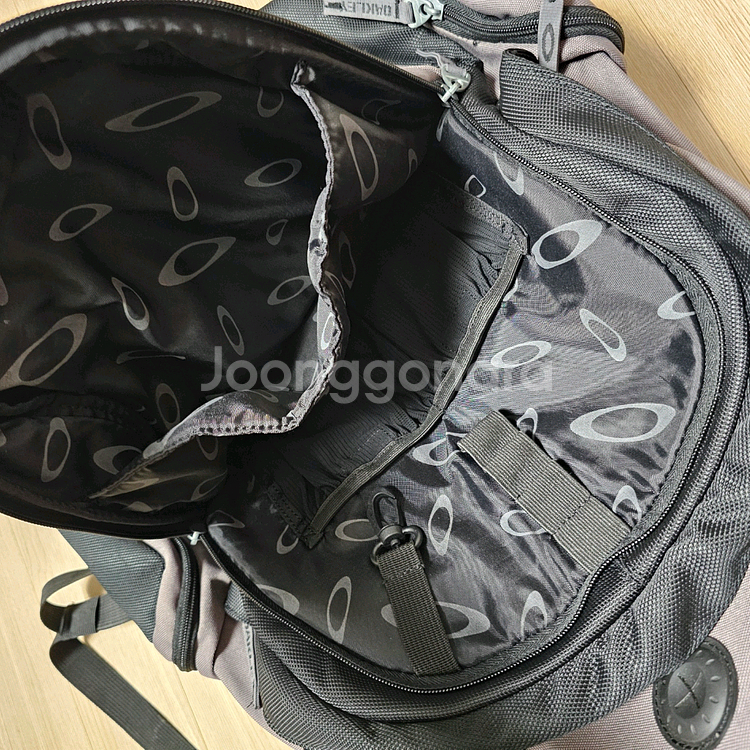 오클리 재팬 백팩 가방 다크그레이 2회착--4