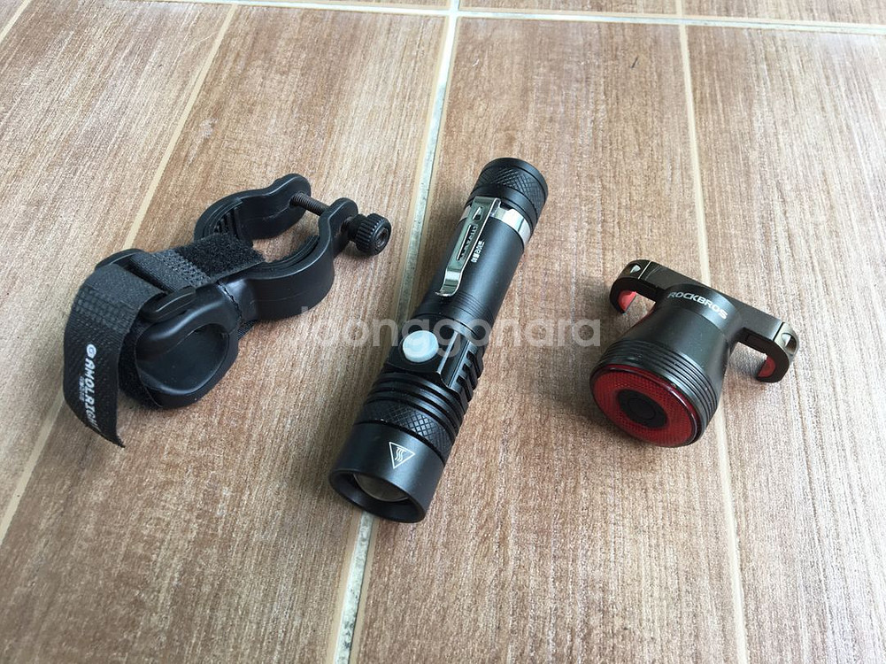 충전식 전조등+후미등 세트. 세트당 3만원.--1