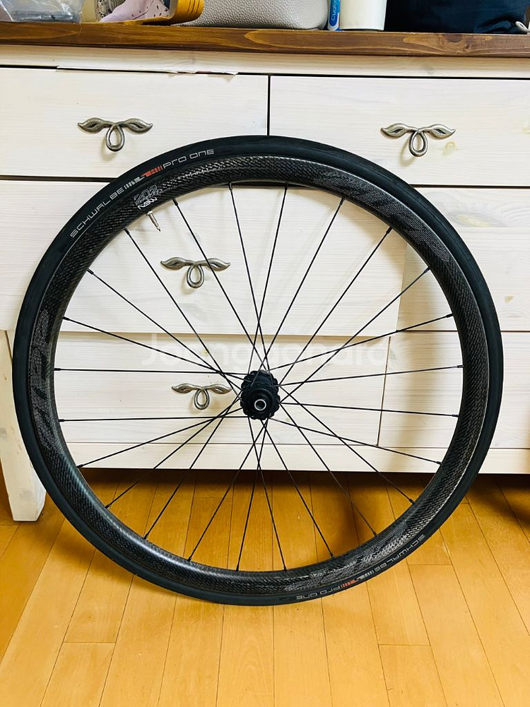 ZIPP짚 202NSW. 카본 프론트 휠. 디스크브레이크용, 액슬방식, 센터락 방식입니다.--0