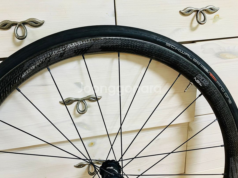 ZIPP짚 202NSW. 카본 프론트 휠. 디스크브레이크용, 액슬방식, 센터락 방식입니다.--2