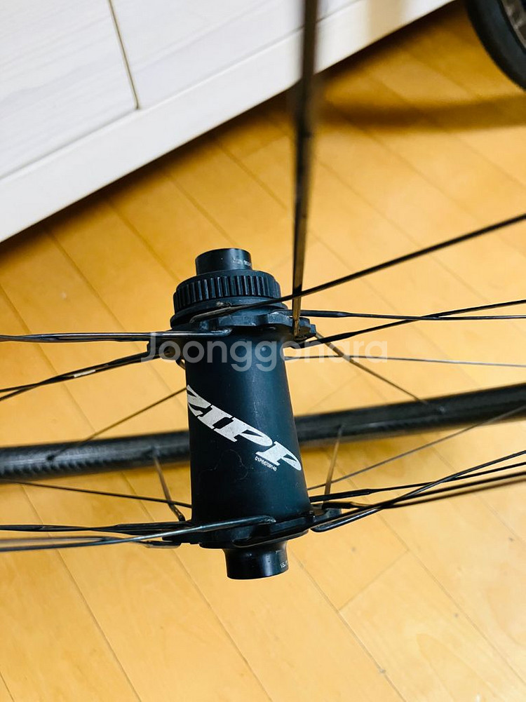 ZIPP짚 202NSW. 카본 프론트 휠. 디스크브레이크용, 액슬방식, 센터락 방식입니다.--1