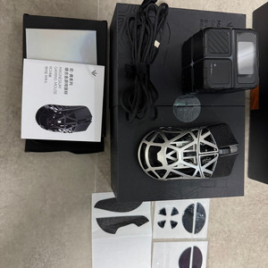 WLMouse Beast X 초경량 39g (짐승마우스) 4k 실버 판매합니다 (기본 미디엄 사이즈).