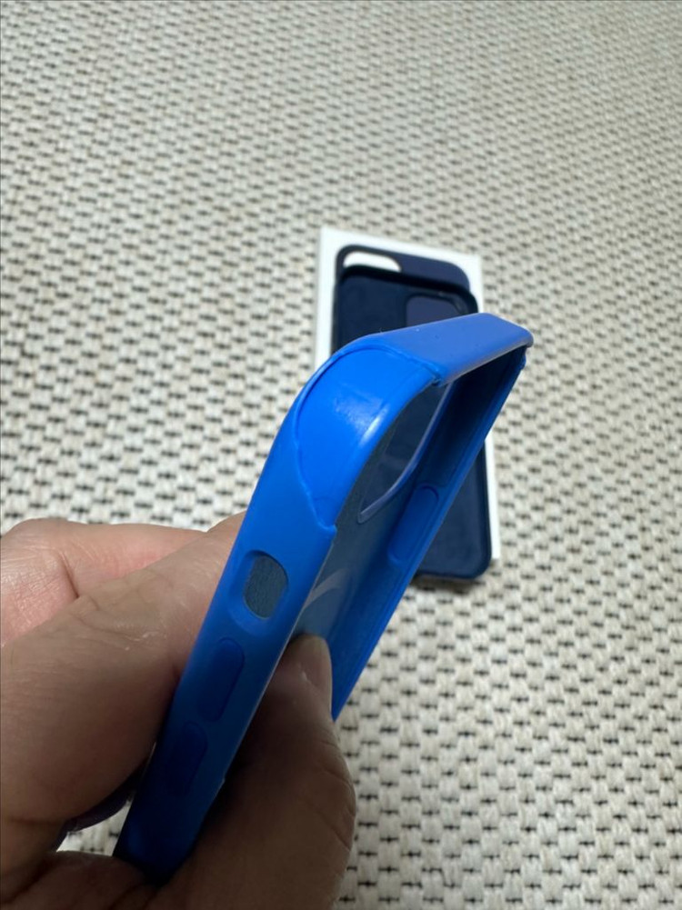 아이폰12프로 실리콘 네이비 파랑 정품 맥세이프 케이스 팝니다--7