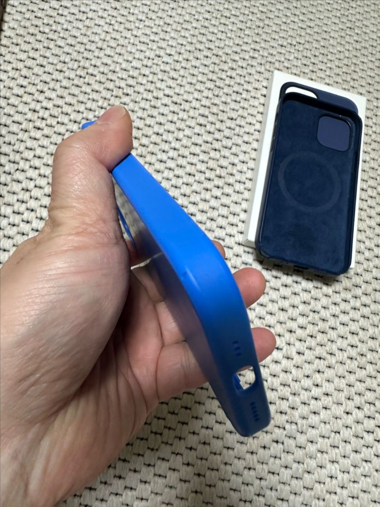 아이폰12프로 실리콘 네이비 파랑 정품 맥세이프 케이스 팝니다--9