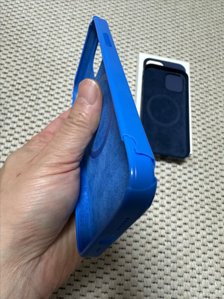 아이폰12프로 실리콘 네이비 파랑 정품 맥세이프 케이스 팝니다--8