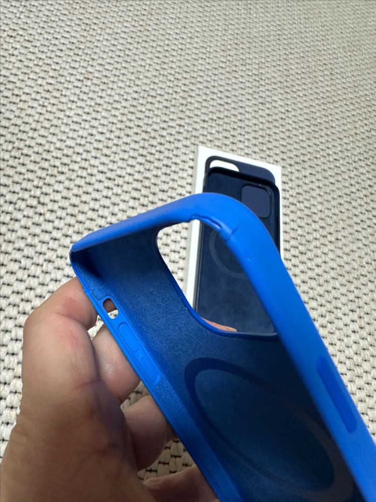 아이폰12프로 실리콘 네이비 파랑 정품 맥세이프 케이스 팝니다--6