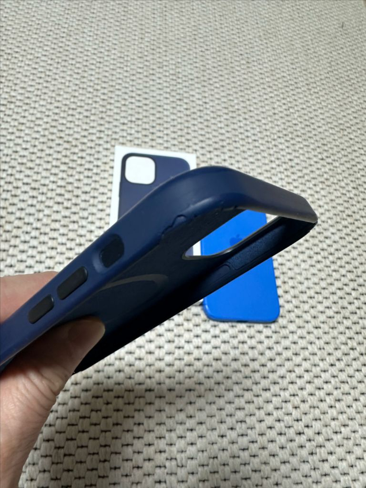아이폰12프로 실리콘 네이비 파랑 정품 맥세이프 케이스 팝니다--4