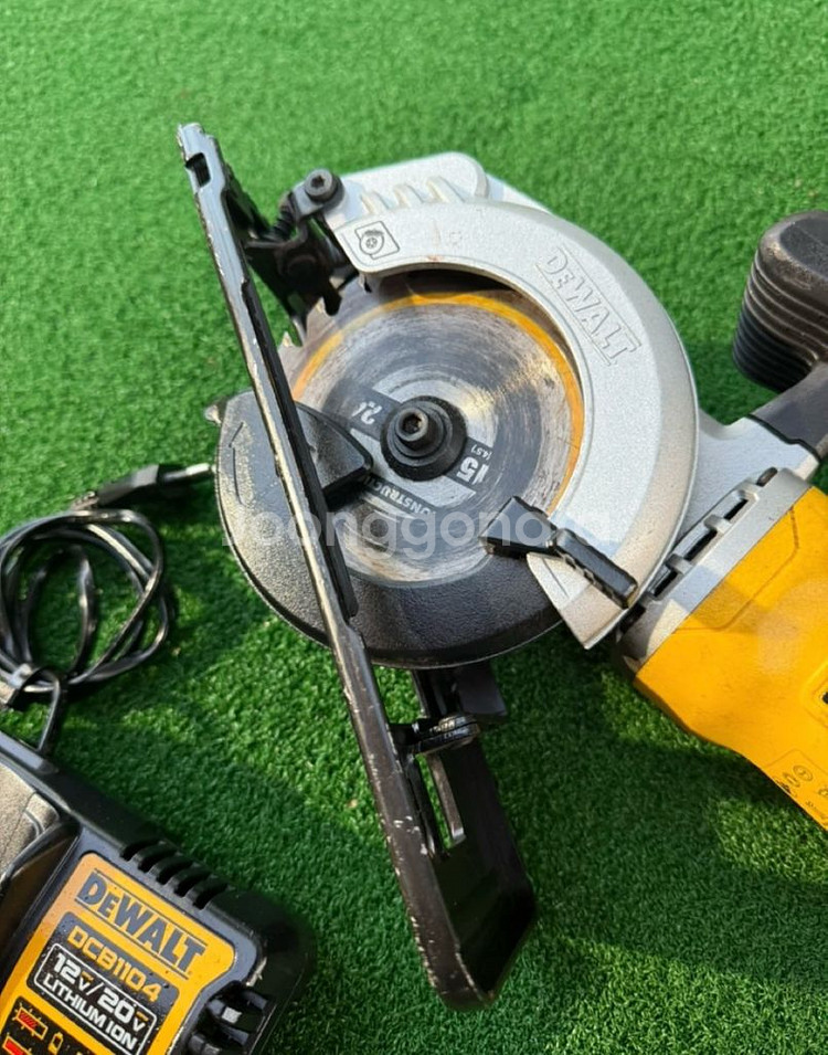 디월트 무선 원형톱 세트--3