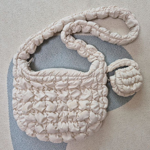 코스 퀼티드 메신저백 크림(베이지) + 나노백 크림(베이지) 세트