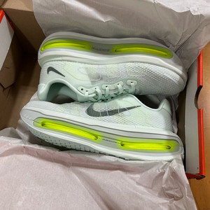 나이키 보메로프리미엄 270mm 새제품 판매 합니다