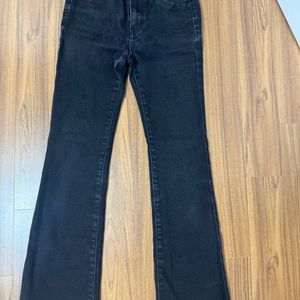 게스 부츠컷 블랙 데님 팬츠