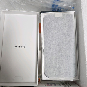 갤럭시 퀀텀5 라벤더 의무통화만한 가.개통 정품실리콘케이스