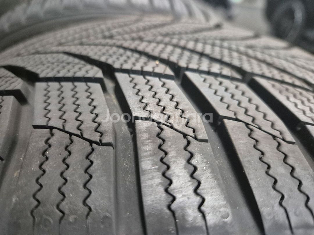 245/45R20 275/40R20 원터타이어팝니다--4