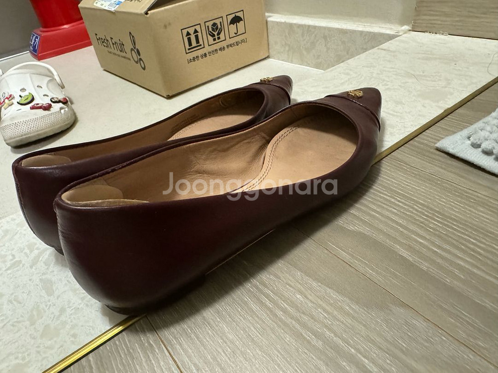 토리버치 버건디 스틸레토 플랫슈즈 5.5(225)--1