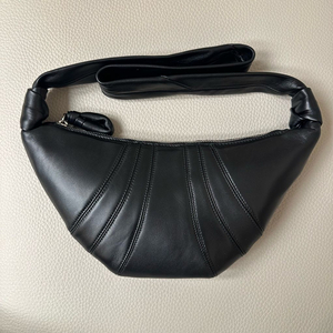 르메르 스몰 크루아상 백 소프트 나파 레더 블랙