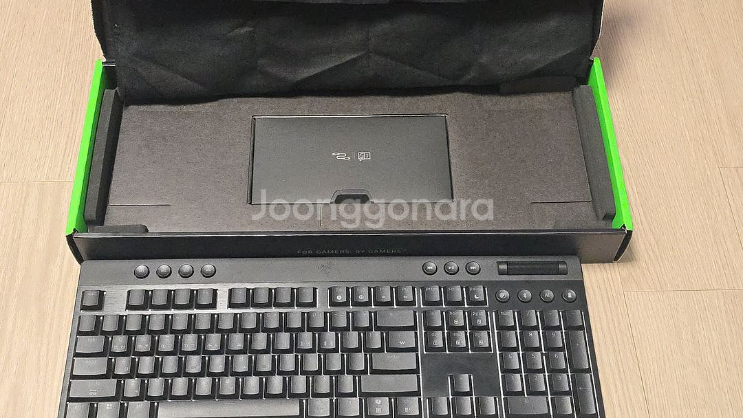 레이저 블랙위도우 v4 로우프로파일 황축(옐로우축) 풀배열 기계식 게이밍 키보드--1