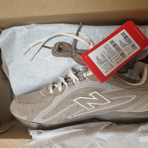 새상품 뉴발란스 204L 판매 합니다.