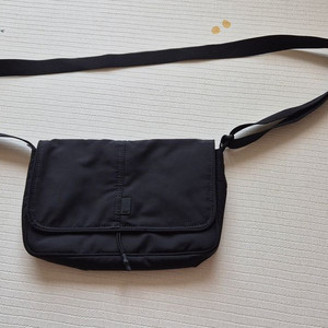 뉴발란스 패딩 미니 크로스백 블랙