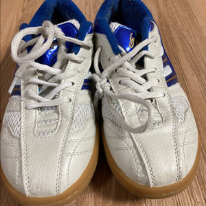 탁구화나 배드민턴화 스쿼시등 실내용운동화 235사이즈