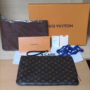 루이비통 에튀보야주MM 클러치백 새상품급 정품(감정O)구찌프라다디올고야드샤넬셀린느보테가생로랑