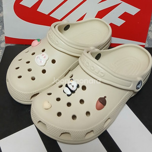 크록스정품230m4w6 클래식 클로그 지비츠포함.거의새거