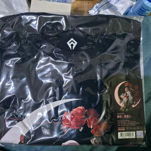 승리의여신 니케 2주년 팝업스토어 티셔츠 2종 팝니다