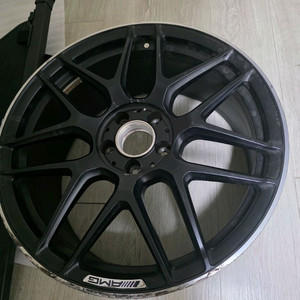 a45 amg 19인치 휠.. 하나만 구해요 진짜 찾습니다 옵셋이 너무 다 달라요