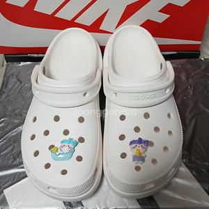 크록스정품235. W6. 클래식플랫폼.지비츠포함