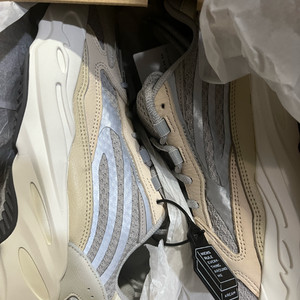 [275] 아디다스 이지부스트 700 크림