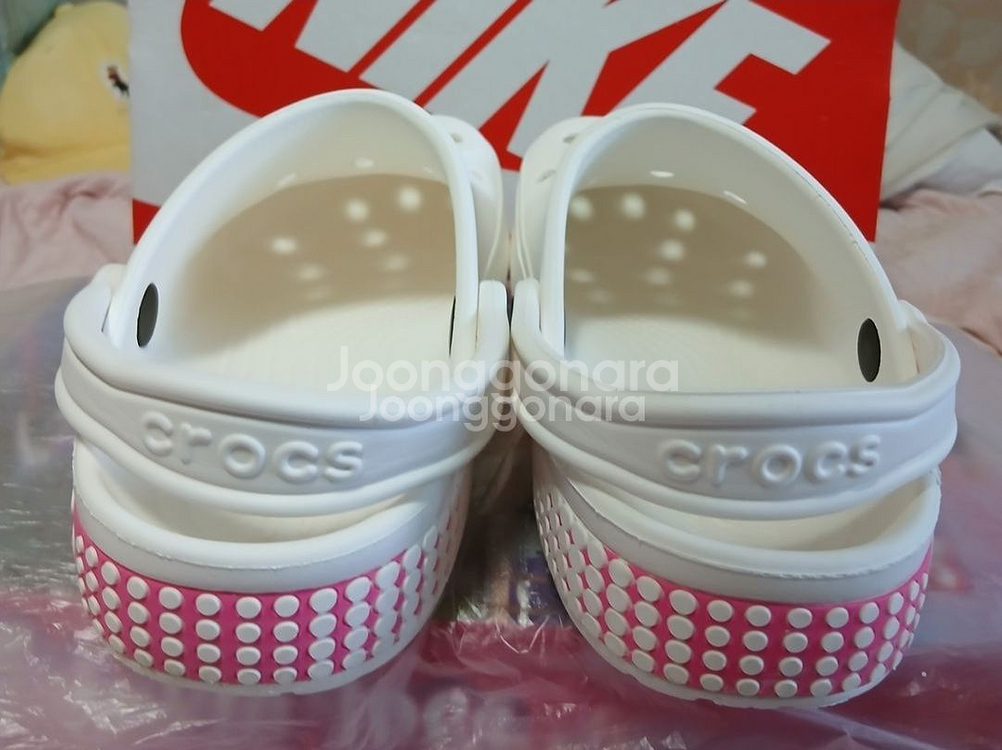 크록스정품235사이즈 지비츠포함 거의새거--4