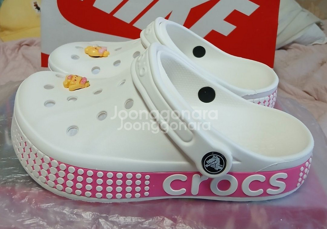 크록스정품235사이즈 지비츠포함 거의새거--2