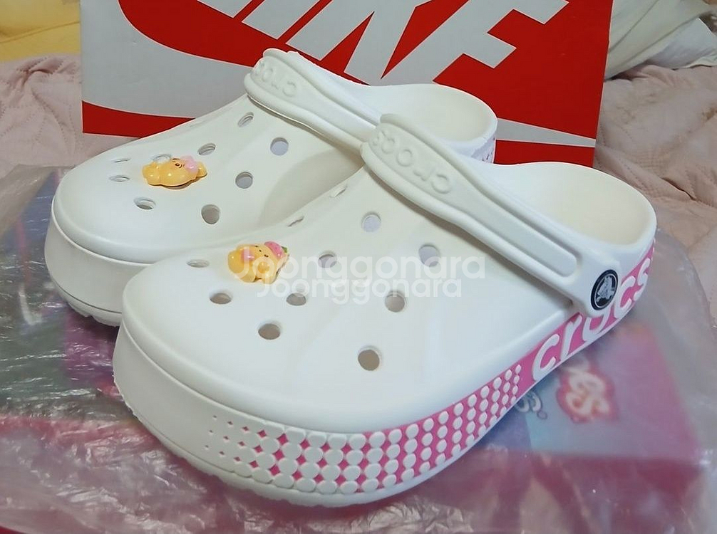 크록스정품235사이즈 지비츠포함 거의새거--0